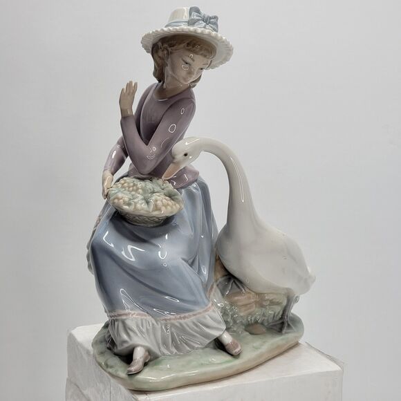 Lladro 5034 Goose Trying to Eat - 1979  Retired Excellent- Girl w/Goose VTG - Picture 2 of 14